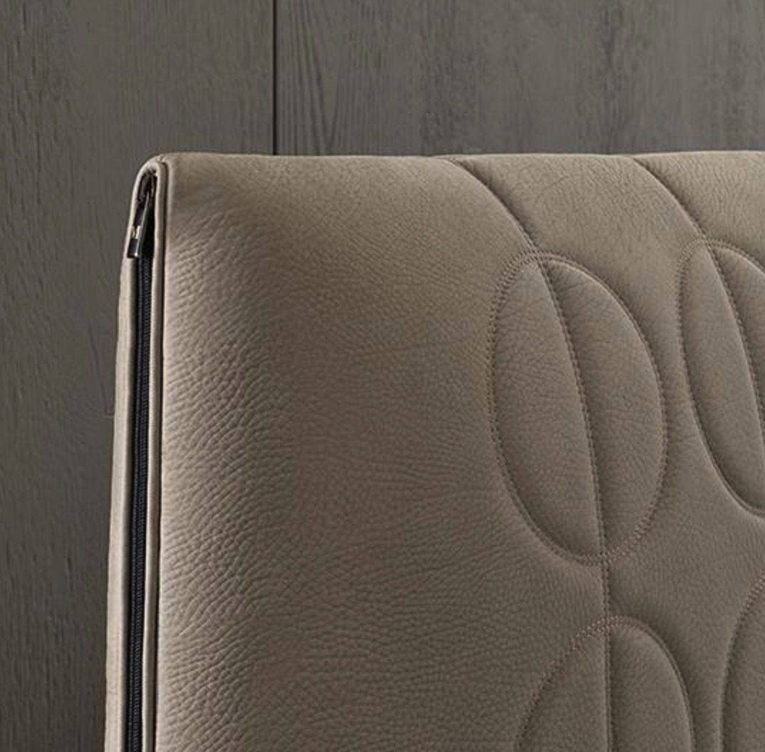 Minotti Curtis 铜钱床 实景图 1